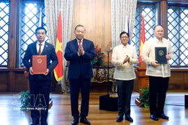 El secretario general del Comité Central del Partido Comunista de Vietnam y presidente del país, To Lam, y el presidente de Filipinas, Ferdinand Romualdez Marcos Jr., presencian la firma de documentos de cooperación. (Foto: VNA)