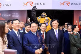El primer ministro Pham Minh Chinh visita los stans en el evento. (Foto: VNA)