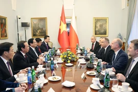 El primer ministro vietnamita, Pham Minh Chinh, dialoga con el presidente polaco, Andrzej Duda. (Fuente: VNA)