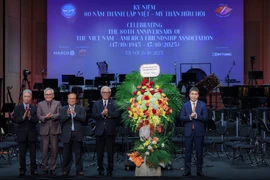 El presidente de la Unión de Organizaciones de Amistad de Vietnam, Phan Anh Son, felicita a la Asociación Vietnam-Estados Unidos. (Foto: https://vietnamnet.vn)