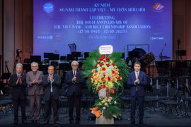 El presidente de la Unión de Organizaciones de Amistad de Vietnam, Phan Anh Son, felicita a la Asociación Vietnam-Estados Unidos. (Foto: https://vietnamnet.vn)
