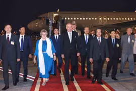 El presidente de Hungría, Sulyok Tamas, y su esposa, Nagy Zsuzsanna, arriban a Hanoi. (Foto: VNA)