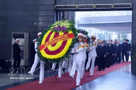 Una delegación del Comité Central del Partido Comunista de Vietnam, encabezada por el primer ministro Pham Minh Chinh, rindió homenaje al exvicepresidente del Consejo de Ministros, Doan Duy Thanh. (Foto: VNA)