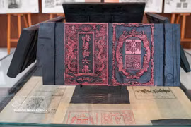 Un grabado en madera de la dinastía Nguyen, inscrito por la UNESCO como Patrimonio Documental Mundial de Vietnam, se exhibe en el espacio expositivo. (Foto: VNA)