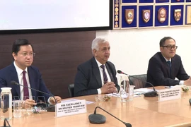 El embajador de Vietnam en India, Nguyen Thanh Hai, (izquierda) y el vicealmirante Pradeep Chauhan, director general de la Fundación Marítima Nacional de la India (centro), en el evento. (Foto: VNA)