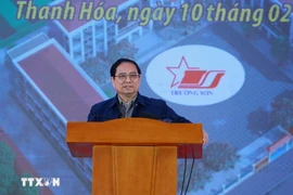 El primer ministro Pham Minh Chinh habla en la ceremonia de inauguración del proyecto de la escuela de nivel primario y secundario Cam Thach, en la provincia de Thanh Hoa. (Foto: VNA)