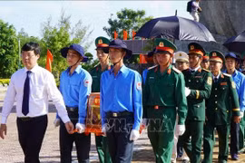 Líderes de la provincia de Dong Thap realizan la ceremonia de traslado de los restos de los mártires a su lugar de descanso. (Foto: VNA)