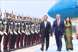 El secretario general del Partido Comunista de Vietnam, To Lam, y su esposa llegaron al Aeropuerto Halim Perdanakusuma en Yakarta, (Foto: VNA)