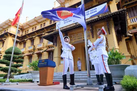 Ceremonia de izado de la bandera con motivo del 57.º aniversario de la fundación de la Asociación de Naciones del Sudeste Asiático (ASEAN), organizada por el Ministerio de Relaciones Exteriores de Vietnam en Hanoi, el 8 de agosto de 2024. (Foto: VNA)