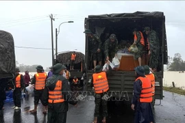 Fuerzas de la Región Militar 5 recolectan alimentos para ayudar a la población de la provincia de Dak Lak. (Foto: VNA)