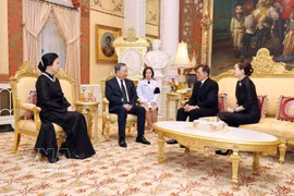 El secretario general del Partido Comunista de Vietnam y presidente del Estado, To Lam, junto con su esposa Ngo Phuong Ly, sostiene una audiencia con el Rey Maha Vajiralongkorn y la Reina de Tailandia, Foto: VNA