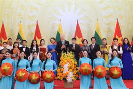 El presidente vietnamita Luong Cuong y su esposa, el presidente lituano Gitanas Nauseda y su esposa, con artistas vietnamitas. (Foto: VNA)