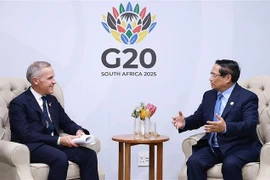 El primer ministro vietnamita, Pham Minh Chinh, se reúne con su homólogo canadiense, Mark Carney. (Foto: VNA)