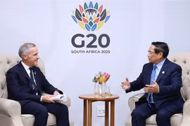 El primer ministro vietnamita, Pham Minh Chinh, se reúne con su homólogo canadiense, Mark Carney. (Foto: VNA)