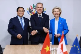 El primer ministro Pham Minh Chinh asistió a una reunión con su homólogo canadiense, Mark Carney, y la presidenta de la Comisión Europea (CE), Ursula von der Leyen, sobre el Acuerdo Integral y Progresivo de Asociación Transpacífico (CPTPP). Foto: VNA