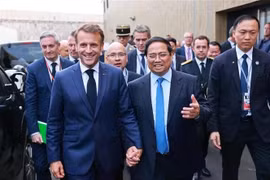 El primer ministro Pham Minh Chinh y el presidente francés, Emmanuel Macron. (Foto: VNA)