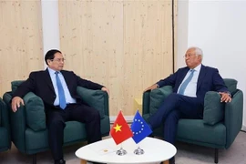 El primer ministro de Vietnam, Pham Minh Chinh, mantiene una sesión de trabajo con el presidente del Consejo Europeo, Antonio Costa. (Foto: VNA)