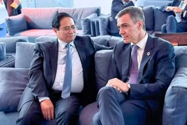 El primer ministro de Vietnam, Pham Minh Chinh, y su homólogo español, Pedro Sánchez, (Foto: VNA)