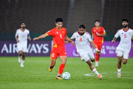 Le Phat intenta desbordar a un defensor de Emiratos Árabes Unidos sub-23 durante el partido. (Foto: nhandan.vn)