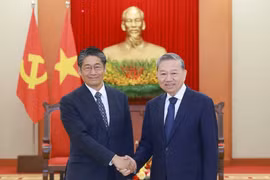 El secretario general del Partido Comunista de Vietnam, To Lam, (derecha) recibe al embajador de Japón en Hanoi, Ito Naoki (Foto: VNA)
