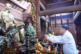 El secretario general del Partido Comunista de Vietnam, To Lam, rindió hoy homenaje al Presidente Ho Chi Minh y a los precursores revolucionarios. (Foto: VNA)