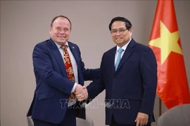 El primer ministro vietnamita, Pham Minh Chinh, recibe al presidente de la Asociación de Amistad República Checa-Vietnam, Milos Kusy. (Fuente: VNA)