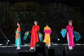 Desfile de moda en el festival (Foto: VNA)