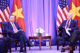 El secretario general del Partido Comunista y presidente de Vietnam, To Lam (izquierda), y el presidente estadounidense, Joe Biden, se reúnen en Nueva York el 25 de septiembre de 2024 durante el viaje del primero a Estados Unidos para asistir a la Cumbre del Futuro y al Debate General de Alto Nivel del 79.º periodo de sesiones de la Asamblea General de las Naciones Unidas. (Foto: VNA)