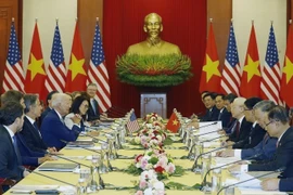 Las conversaciones de alto nivel entre el secretario general del Partido, Nguyen Phu Trong (cuarto, a la derecha), y el presidente estadounidense, Joe Biden (cuarto, a la izquierda), celebradas en Hanoi el 10 de septiembre de 2023, arrojaron numerosos resultados positivos, como lo demuestra la emisión de una declaración conjunta sobre la elevación de las relaciones entre Vietnam y Estados Unidos a una Asociación Estratégica Integral para la Paz, la Cooperación y el Desarrollo Sostenible. (Foto: VNA)