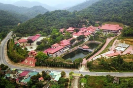 El Monasterio Zen Truc Lam Yen Tu, situado en la montaña Yen Tu, dentro del complejo histórico y paisajístico homónimo (provincia de Quang Ninh), fue elegido por el emperador Tran Nhan Tong como lugar de retiro espiritual. Originalmente, fue un templo de gran envergadura, pero con el tiempo fue destruido, quedando solo algunos vestigios. En 2002, el monasterio fue reconstruido. (Foto: VNA)
