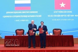 El primer ministro Pham Minh Chinh y su homólogo ruso, Mikhail Vladimirovich Mishustin, firman un comunicado conjunto sobre los resultados de la visita oficial a Vietnam del jefe del Gobierno de Rusia (Hanoi, 14 de enero de 2025). Foto: VNA