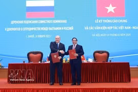 El primer ministro Pham Minh Chinh y su homólogo ruso, Mikhail Vladimirovich Mishustin, firman un comunicado conjunto sobre los resultados de la visita oficial a Vietnam del jefe del Gobierno de Rusia (Hanoi, 14 de enero de 2025). Foto: VNA