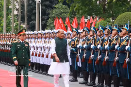 El vicepremier y ministro de Defensa de Vietnam, Phan Van Giang, junto con el ministro de Defensa de la India, Rajnath Singh, pasan revista a la guardia de honor del Ejército Popular de Vietnam. (Foto: VNA)