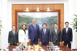 El jefe de la Comisión de Asuntos Internos del Comité Central del Partido Comunista de Vietnam, Phan Dinh Trac (tercero desde la derecha), recibe a Miguel Mejía, (tercero desde la izquierda) secretario general del Movimiento Izquierda Unida de la República Dominicana. (Foto: VNA)