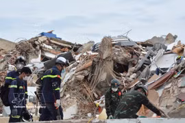 El equipo de rescate de Vietnam continúa las labores de búsqueda de víctimas entre los escombros tras el terremoto. (Foto: VNA)
