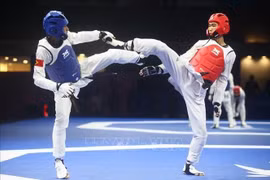 El atleta Nguyen Hong Trong venció a Da Costa D.C de Timor Leste, asegurando su lugar en las semifinales en la categoría de menos de 54 kg. (Foto: VNA)