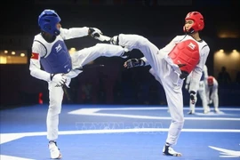 El atleta Nguyen Hong Trong venció a Da Costa D.C de Timor Leste, asegurando su lugar en las semifinales en la categoría de menos de 54 kg. (Foto: VNA)