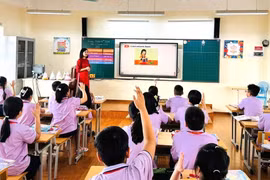 Clase de inglés en la escuela primaria Le Quy Don (barrio de Phuc Loi). Foto: hanoimoi.vn