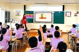 Clase de inglés en la escuela primaria Le Quy Don (barrio de Phuc Loi). Foto: hanoimoi.vn