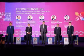 Los oradores en el evento (Foto: petrovietnam.petrotimes.vn)