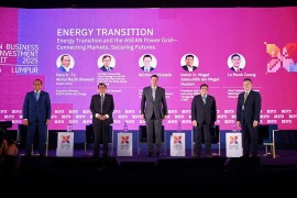 Los oradores en el evento (Foto: petrovietnam.petrotimes.vn)