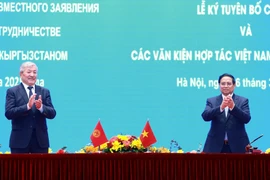 Los primeros ministros de Vietnam y Kirguistán en la firma de la declaración conjunta y acuerdos de cooperación entre los dos países. (Foto: VNA)