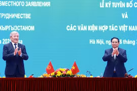 Los primeros ministros de Vietnam y Kirguistán en la firma de la declaración conjunta y acuerdos de cooperación entre los dos países. (Foto: VNA)