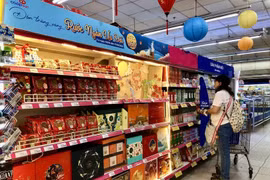 Clientes eligen productos en el supermercado Co.op Nguyen Dinh Chieu, Ciudad Ho Chi Minh. (Foto: My Phuong/VNA)