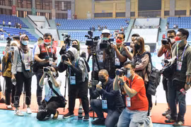 Periodistas vietnamitas y corresponsales extranjeros realizan la cobertura informativa en el Palacio Provincial de Deportes de Bac Giang. (Foto: VNA)