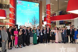 Representantes de la comunidad vietnamita en el exterior asisten al coloquio titulado “Promoción de los recursos de la diáspora para aprovechar los logros de la Cuarta Revolución Industrial en favor del desarrollo de Ciudad Ho Chi Minh”. (Foto: qdnd.vn)