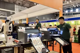 Máquinas y equipos de automatización exhibidos en la 23ª Exposición Internacional de la Industria de la Impresión y el Empaque. Foto ilustrativa: VNA