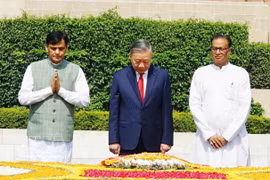 El secretario general del Partido Comunista y presidente de Vietnam, To Lam, deposita una ofrenda floral en el Memorial de Mahatma Gandhi. Foto: VNA.
