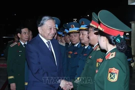 El secretario general del Partido Comunista de Vietnam, To Lam, con dirigentes del Ministerio de Defensa y de la Fuerza de Defensa Aérea y Antiaérea. (Foto: VNA)