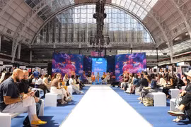 Seminario sobre las tendencias de la moda textil en el Reino Unido y el mundo. Foto: VNA